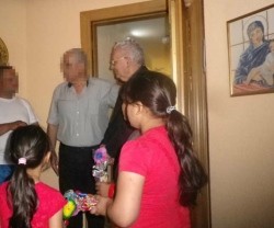 El obispo de León visita a las familias sirias alojadas por la diócesis y Accem