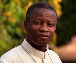 A monseñor Nkoue le marcó de por vida el recogimiento de la misa que concelebró, cara al Señor, con San Juan Pablo II.