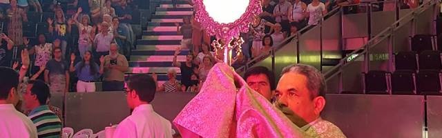 Adoración del Santísimo en la Asamblea de la Renovación Carismática 2016 en el Madrid Arena