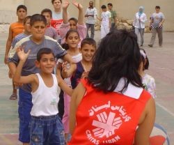 Una voluntaria de Cáritas Líbano con niños refugiados... Líbano es el país con mayor presencia católica y con más porcentaje de refugiados