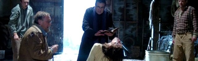 En la película El Exorcismo de Emily Rose un psiquiatra acompaña al sacerdote exorcista en su tratamiento a la chica afectada