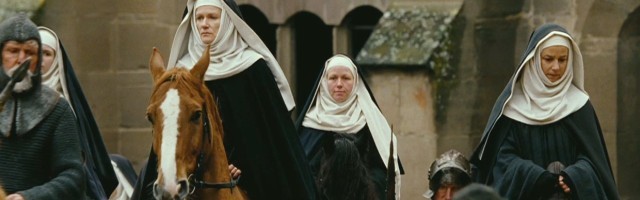 Santa Hildegarda cabalga junto a sus compañeras en la película alemana de 2009 Visión
