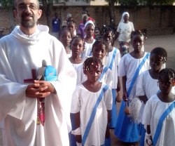 El misionero comboniano Ismael Piñón con el coro de danza infantil de su parroquia en Pascua