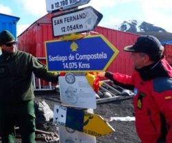 En el campamento científico español en Isla Desolación, en la Antártida, ya lo avisa el cartel - 14.000 km hasta la tumba del Apóstol