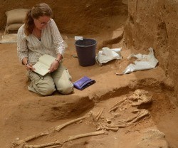 Una arqueólogo en el cementerio filisteo de Ascalón