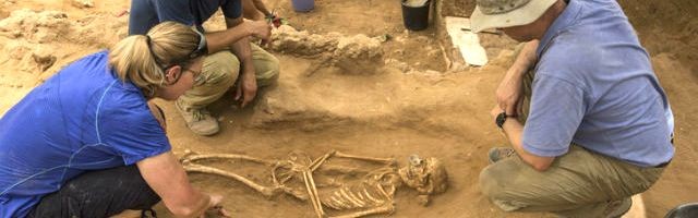 Arqueólogos muestran sus hallazgos en el cementerio filisteo de Ascalón de hace 3.000 años, el único cementerio filisteo estudiado hasta el momento