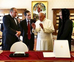 El presidente georgiano, Giorgi Margvelashvili, a la izquierda, visitó al Papa en el Vaticano en abril de 2015.