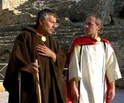 En el anfiteatro romano de Tarragona, un peregrino y un tarraconense hablan de la fe y el Imperio