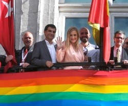 Cristina Cifuentes, presidenta de la región de Madrid, con los emblemas de la ideología política LGBT