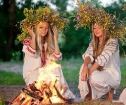 Una cosa es disfrazarse de eslavas antiguas y encender hogueras... y otra es reinventarse un religión desaparecida hace mil años