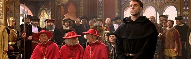 Lutero defendiendo sus tesis, en la película dirigida por Eric Till y protagonizada por Joseph Fiennes.