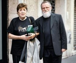 Carmen Hernández y el padre Mario Pezzi - en el funeral él ha recordado las aportaciones de ella al Camino
