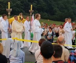 Adoración campestre en Poznan, con peregrinos de la JMJ de distintos países