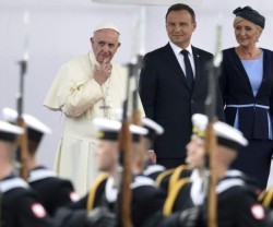 El Papa Francisco a su llegada a Cracovia con el presidente polaco Andzrej Duda y su esposa