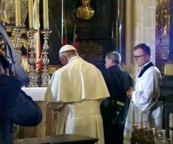Francisco reza ante las reliquias de San Juan Pablo II en la catedral de Cracovia
