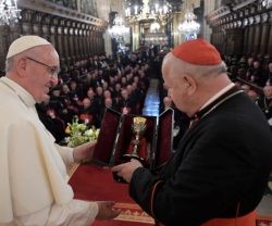 Los obispos polacos en la catedral de Cracovia ofrecen un regalo al Papa