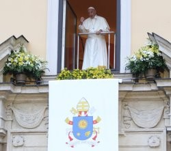 Francisco predicó brevemente sobre el matrimonio desde su balcón en el arzobispado de Cracovia