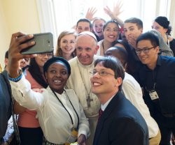 Los 12 jóvenes voluntarios de la JMJ de todo el mundo se hicieron un selfie con el Papa Francisco