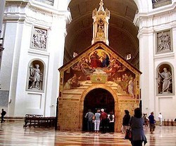 El Perdón de Asís, vigente todo el año en la Porciúncula, se extiende el 1 y 2 de agosto a todas las iglesias franciscanas del mundo.