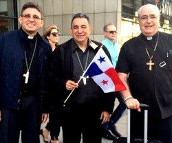 De izquierda a derecha, el obispo Ochogavía, el arzobispo Ulloa y el cardenal Lacunza