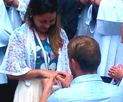 El polaco Szimon pide la mano a la brasileña Jessica -aún con su mantilla- a la salida de la misa tradicional en latín