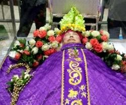 El cadáver del obispo Huang, de Mindong, con su báculo y mitra hechos con flores