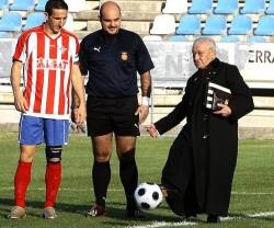 Don Apolonio fue capellán del CD Badajoz durante 58 años