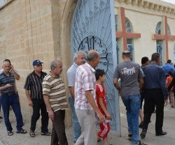 Cristianos desplazados acuden a una parroquia de Alqosh, Irak, al reparto de ayudas