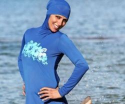 Una mujer musulmana con burkini en la playa