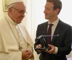El tecnomillonario Mark Zuckerberg muestra al Papa Francisco el dron de la casa Facebook que le regala