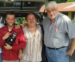 Miguel Romero, a la izquierda, y Vicente Romero, a la derecha, flanquean al padre Garayoa en la crisis del ébola en Sierra Leona