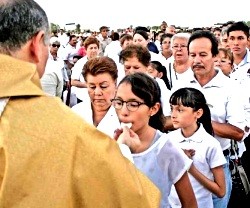 Detalle de la misa en Ciudad Juárez por los migrantes y las familias, con obispos de México y EEUU