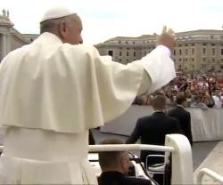 El Papa Francisco saluda a los peregrinos en la Plaza de San Pedro que acuden a la catequesis del miércoles