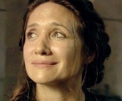 Maria Botto interpreta a una emocionada María Magdalena, en la película Risen - Resucitado