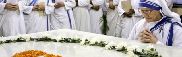 La Hermana Mary Prema, sucesora de la Madre Teresa al frente de las Misioneras de la Caridad, ora ante su tumba