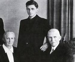 El joven estudiante Joseph Ratzinger, junto con su familia.
