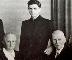 El joven Joseph Ratzinger estudiante con sus padres