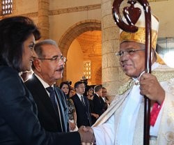 El nuevo arzobispo Ozorio saluda al presidente Danilo y su esposa en la catedral primada de América