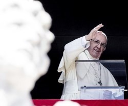 Desde su ventana el Papa dirige la oración del ángelus cada domingo al mediodía