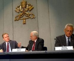 Greg Burke, Giuliano Amato y Daniele Mancini en la presentación del congreso vaticano sobre Economía