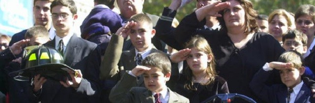 Jean Palombo y sus hijos tras el funeral de Frank, bombero que murió el 11-S