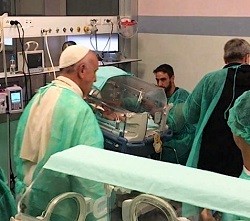 El Papa se presenta en una unidad de neonatología y visita uno a uno a los bebés y a sus familias