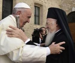 Francisco saluda al Patriarca Ecuménico Bartolomé de Constantinopla en Asís