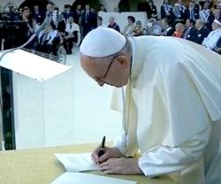 El Papa Francisco firma la Declaración de Asís 2016, que clama por la paz