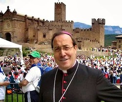 El arzobispo de Pamplona y obispo de Tudela, ante el castillo de Javier (Navarra).