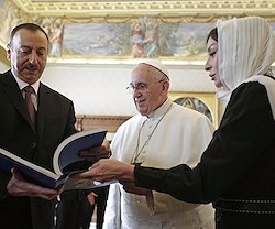 Francisco recibió al presidente de Azerbaiyán, Ilham Aliyev, y a su esposa en marzo de 2015.