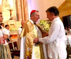 El presidente colombiano, Juan Manuel Santos, con el cardenal Parolin, enviado del Papa, en la oración en Cartagena de Indias