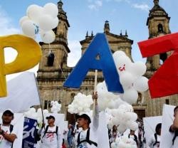 Celebraciones por la paz en Colombia, ante la catedral de Cartagena de Indias, donde se oró por ella