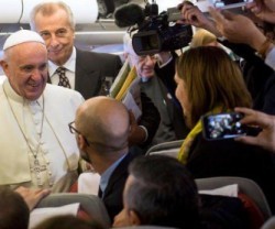 El Papa Francisco con periodistas en uno de sus viajes en avión