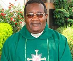 El padre Emmanuel Dim, rector de un seminario, ha sido secuestrado... dispararon a otros dos curas acompañantes